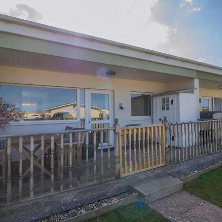 Chalet For Hire At Rainbows End Near A Beautiful Norfolk Beach Ref 31039R Bacton  Exterior foto