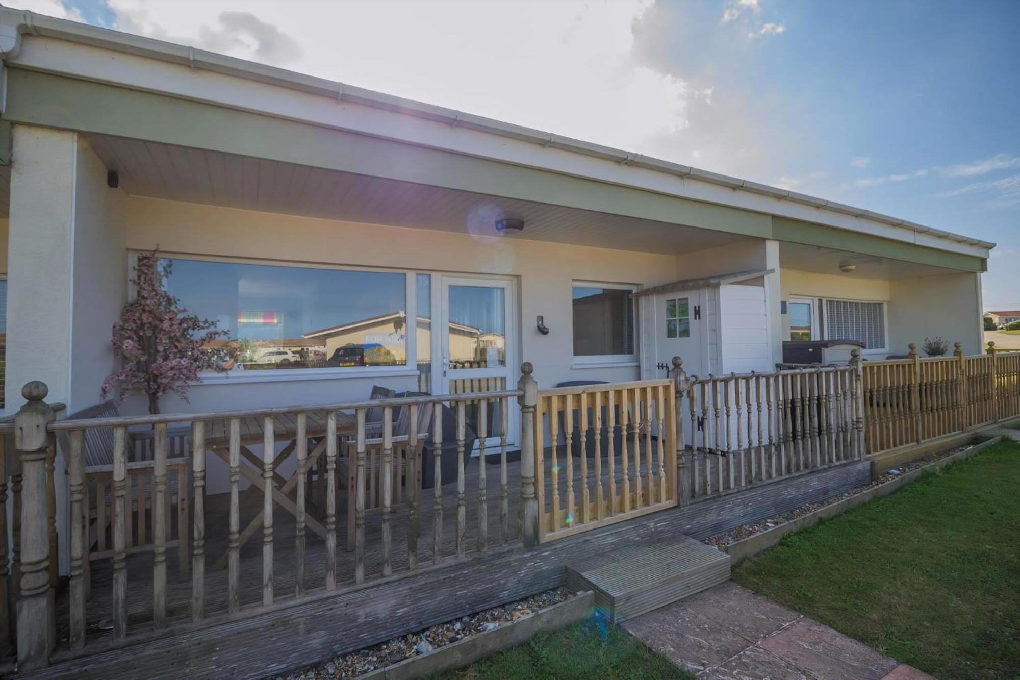 Chalet For Hire At Rainbows End Near A Beautiful Norfolk Beach Ref 31039R Bacton  Exterior foto