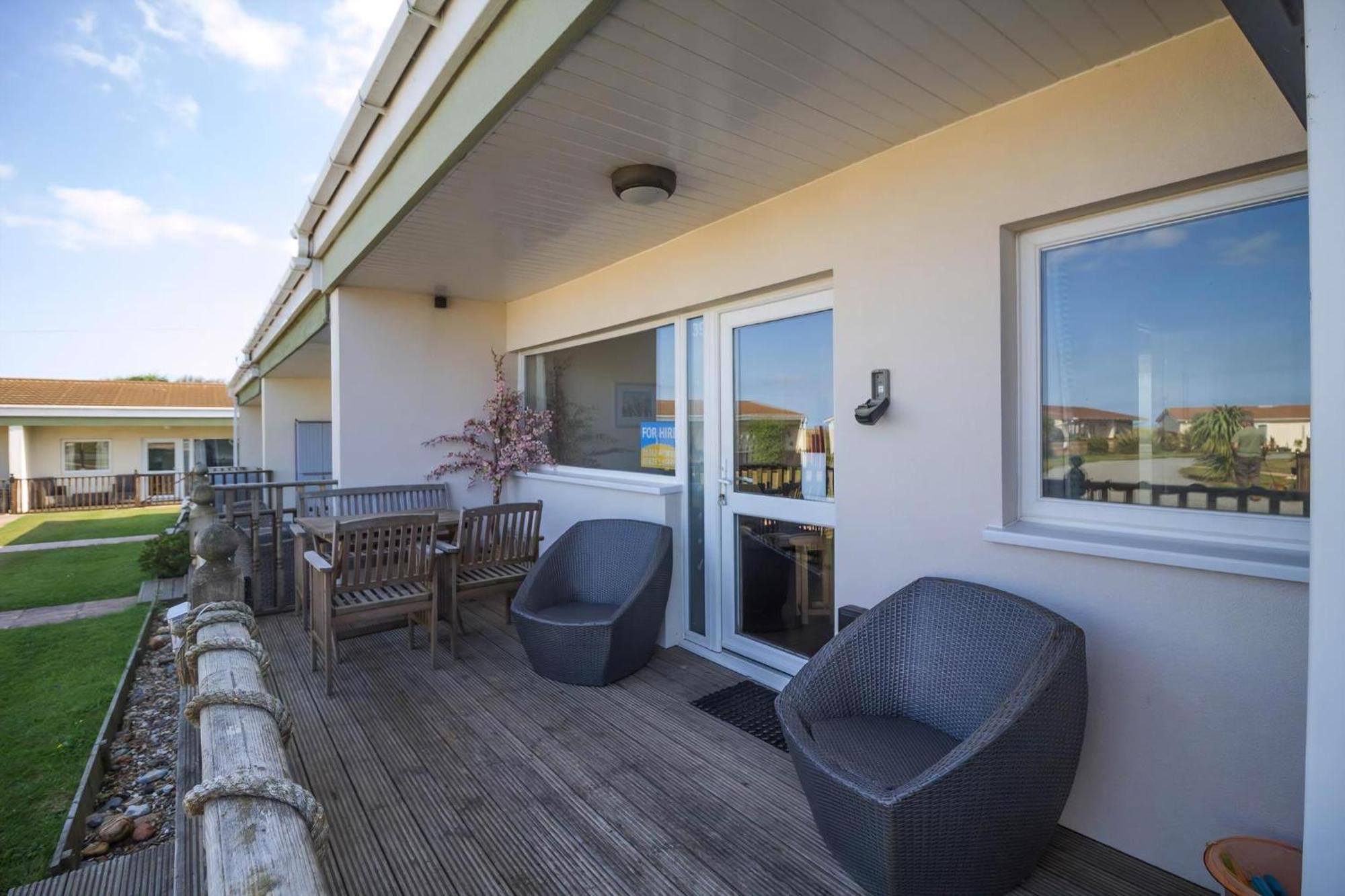 Chalet For Hire At Rainbows End Near A Beautiful Norfolk Beach Ref 31039R Bacton  Exterior foto