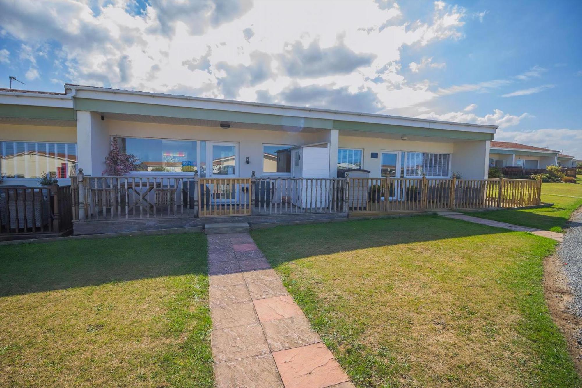 Chalet For Hire At Rainbows End Near A Beautiful Norfolk Beach Ref 31039R Bacton  Exterior foto