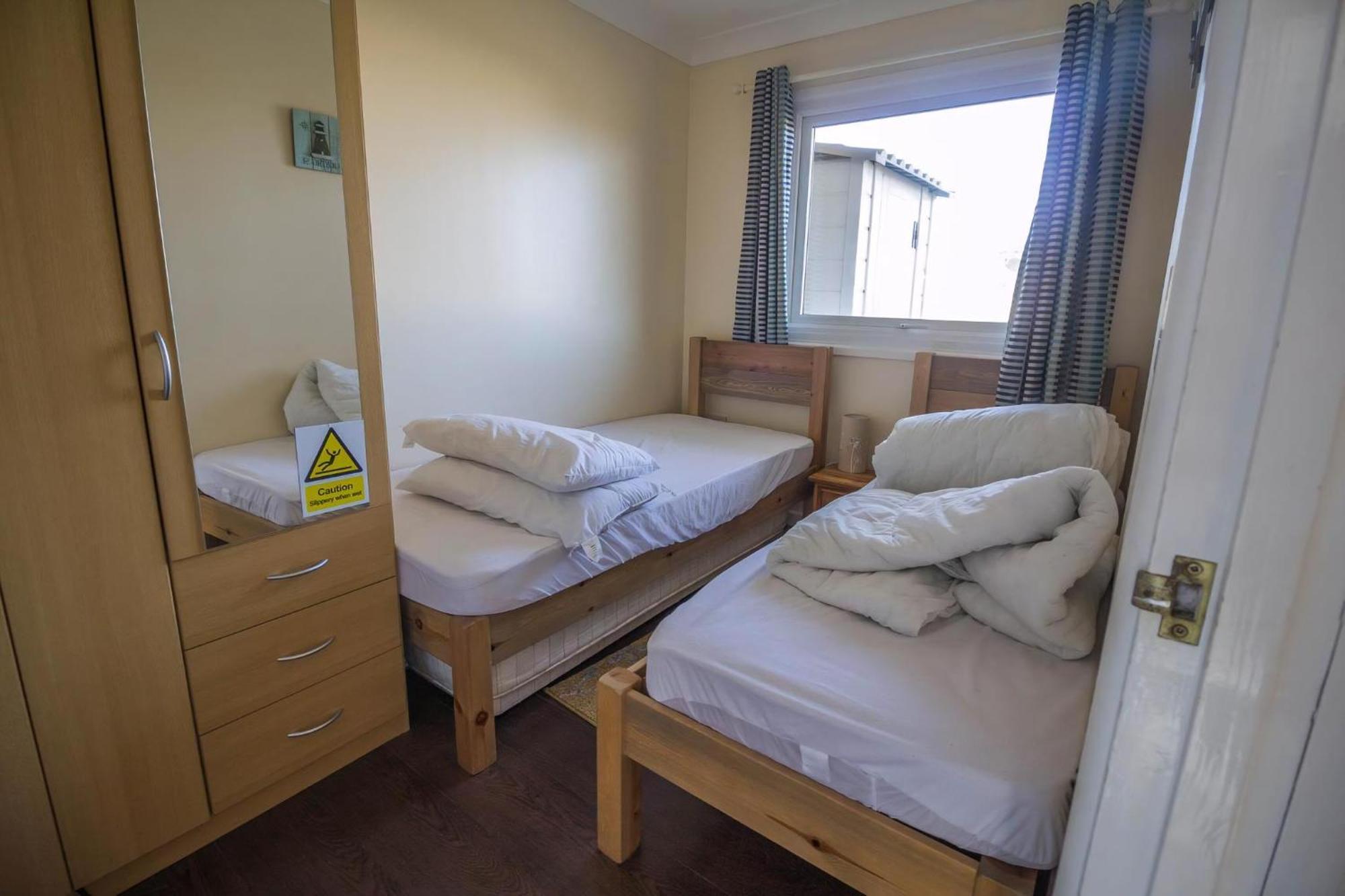 Chalet For Hire At Rainbows End Near A Beautiful Norfolk Beach Ref 31039R Bacton  Exterior foto
