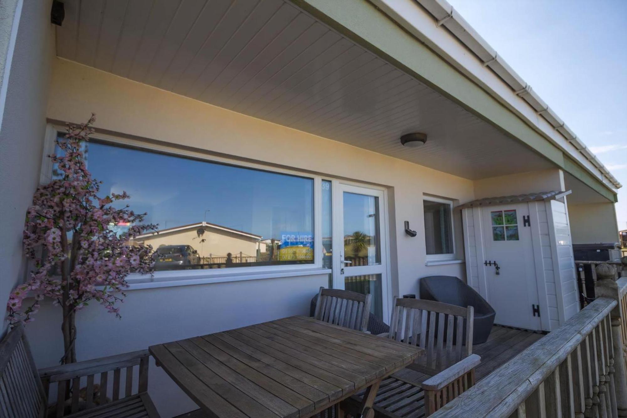 Chalet For Hire At Rainbows End Near A Beautiful Norfolk Beach Ref 31039R Bacton  Exterior foto