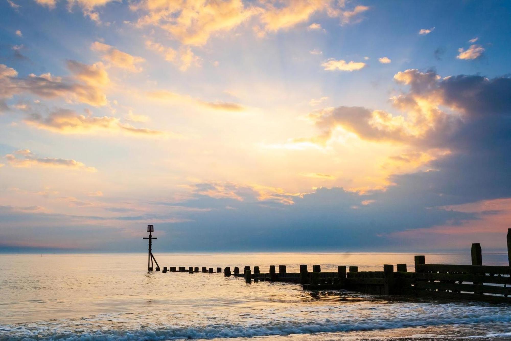 Chalet For Hire At Rainbows End Near A Beautiful Norfolk Beach Ref 31039R Bacton  Exterior foto